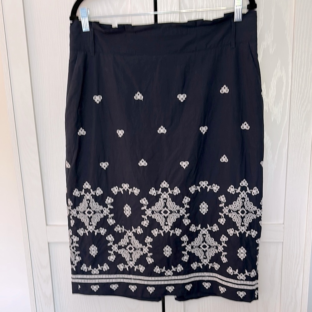 Ann Taylor Navy and White Eyelet‎ Embroidery Broderie w/ Pockets and Back Slit